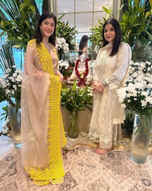 Maheep Kapoor Instagram - May Ganpati Bappa bless us all ❤️❤️❤️❤️🙏🏼 Health , Happiness & Prosperity 🧿❤️🙏🏼