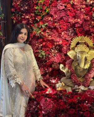 Maheep Kapoor Instagram - May Ganpati Bappa bless us all ❤️❤️❤️❤️🙏🏼 Health , Happiness & Prosperity 🧿❤️🙏🏼