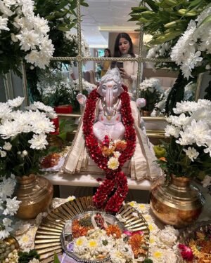 Maheep Kapoor Instagram - May Ganpati Bappa bless us all ❤️❤️❤️❤️🙏🏼 Health , Happiness & Prosperity 🧿❤️🙏🏼