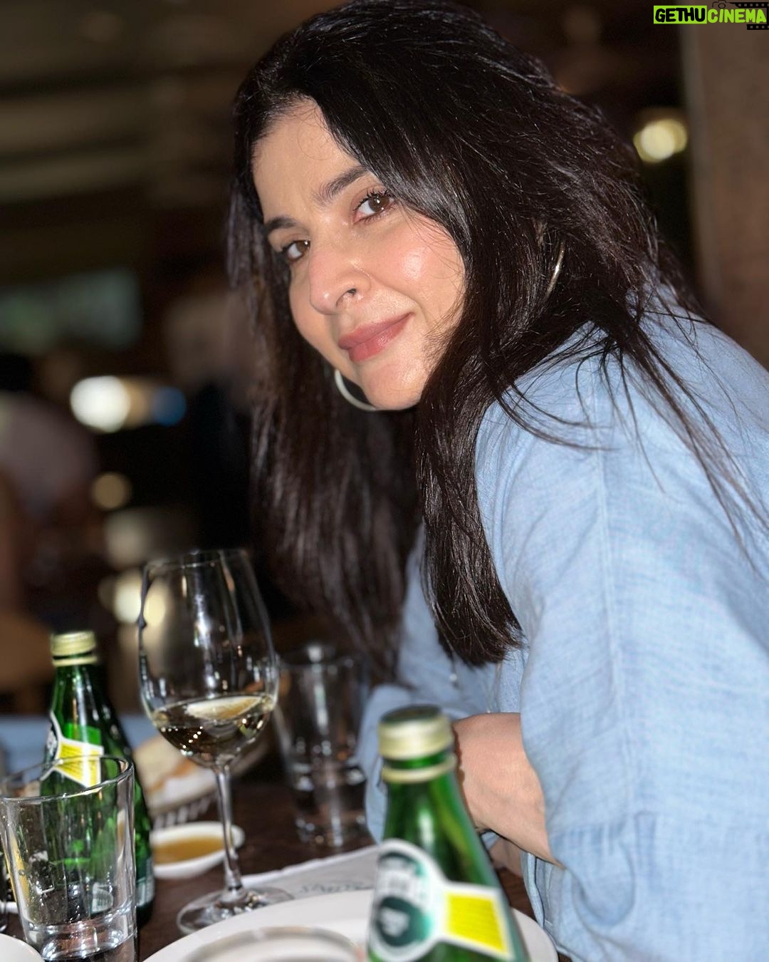 Maheep Kapoor Instagram - Wine & the sea breeze π #GoodVibes π§Ώπ