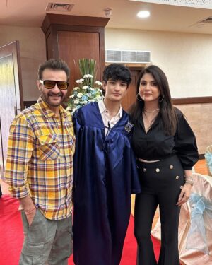 Maheep Kapoor Instagram - That’s my boy ❤️❤️❤️❤️ #ecolemondialeworldschool #ClassOf2023 #ProudMamaMoment 🤩❤️