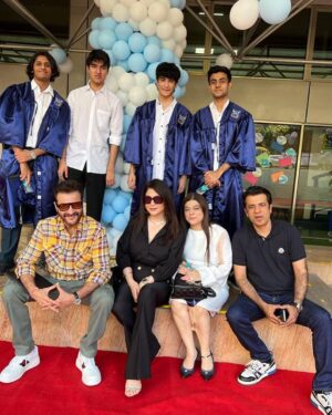 Maheep Kapoor Instagram - That’s my boy ❤️❤️❤️❤️ #ecolemondialeworldschool #ClassOf2023 #ProudMamaMoment 🤩❤️