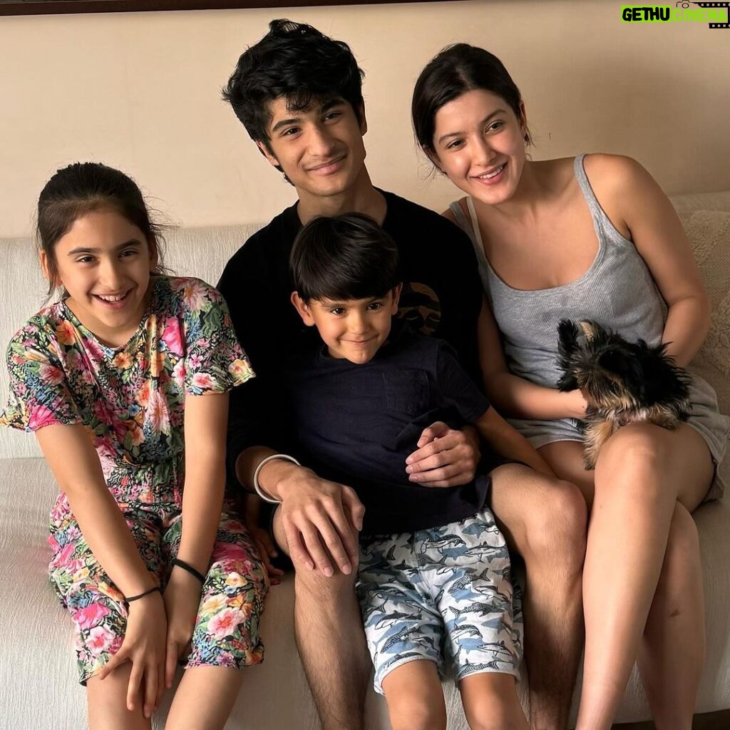 Maheep Kapoor Instagram - Merry Christmas & Happy New Year ❤️ from mine to yours ❤️🧿 #MyXmasWeek with #Family #Grateful #2024 🧿💝