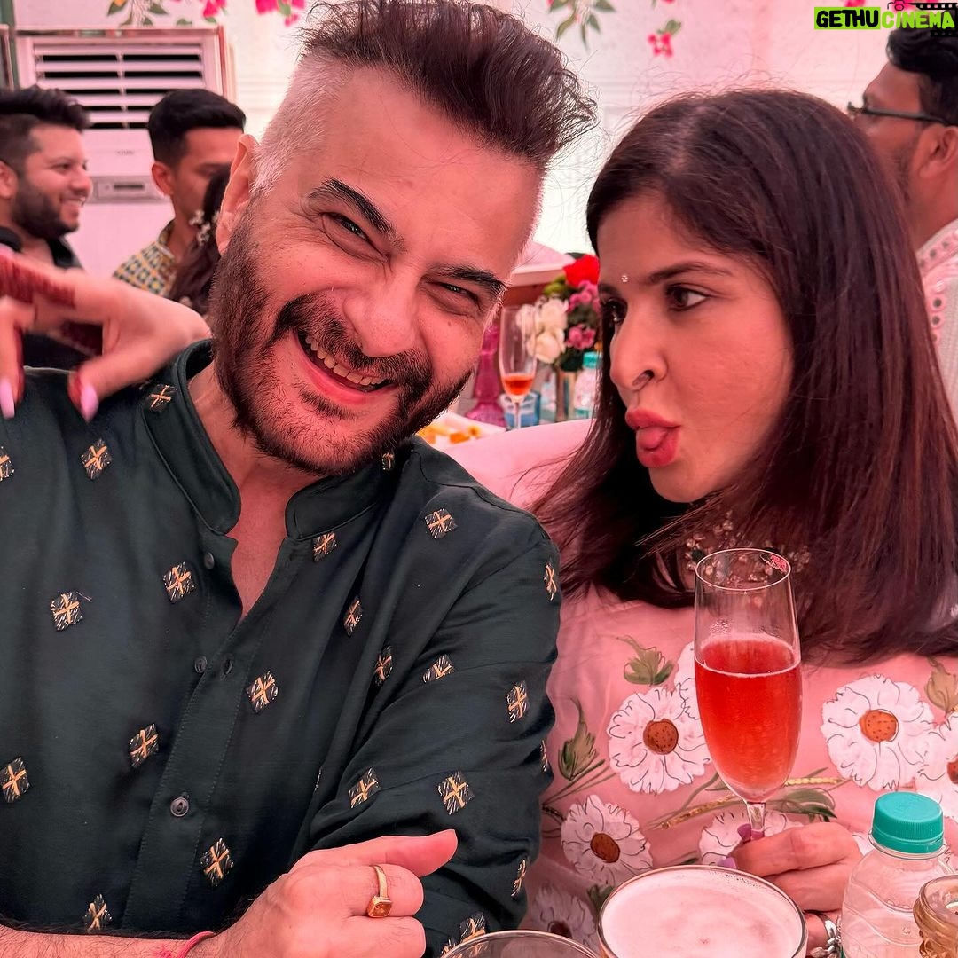 Maheep Kapoor Instagram - Merry Christmas & Happy New Year ❤️ from mine to yours ❤️🧿 #MyXmasWeek with #Family #Grateful #2024 🧿💝