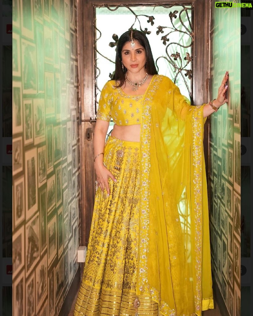 Maheep Kapoor Instagram - Love my lime green @vikramphadnis lengha 🍋💖🍀 #WeddingReady ,,, Jewels @tyaanijewellery 💝💖💖