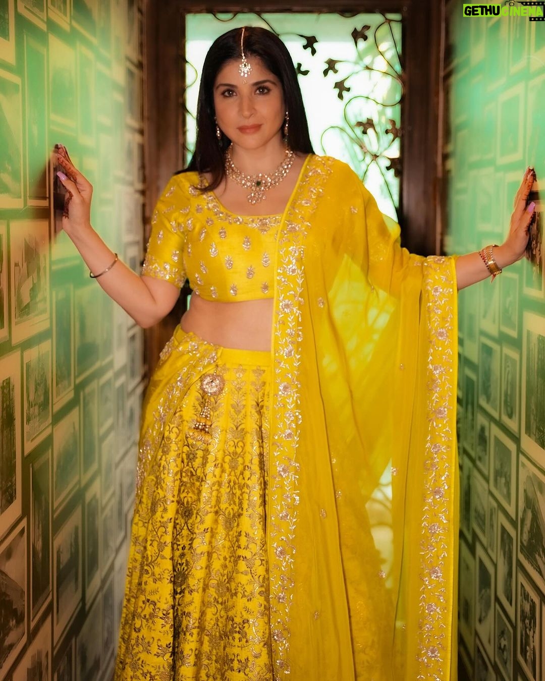 Maheep Kapoor Instagram - Love my lime green @vikramphadnis lengha 🍋💖🍀 #WeddingReady ,,, Jewels @tyaanijewellery 💝💖💖