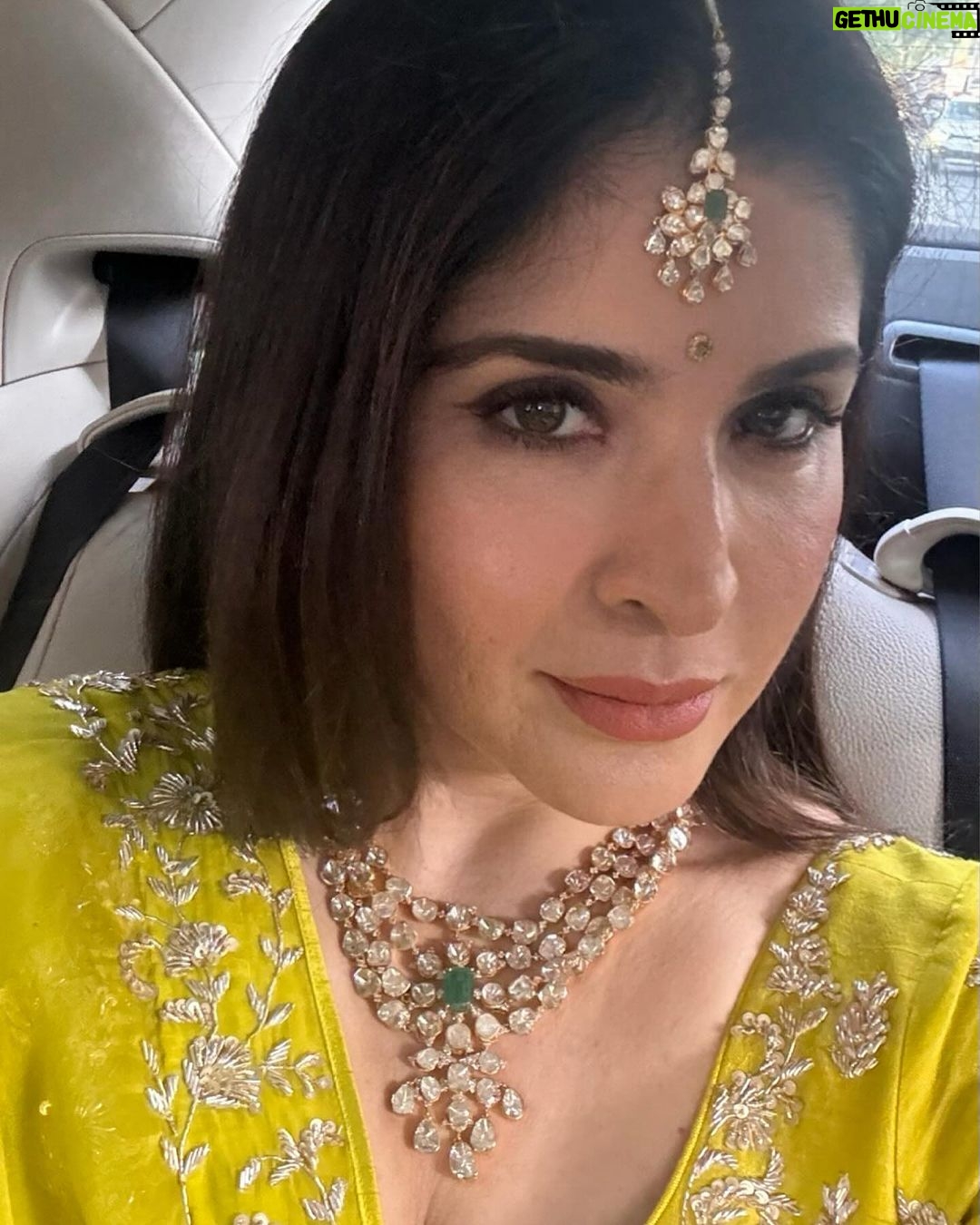 Maheep Kapoor Instagram - Love my lime green @vikramphadnis lengha 🍋💖🍀 #WeddingReady ,,, Jewels @tyaanijewellery 💝💖💖