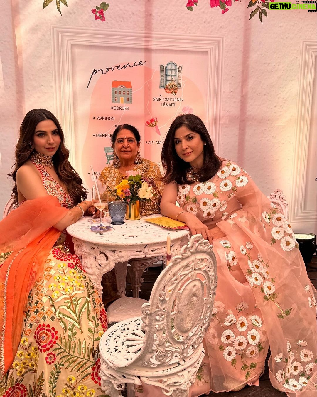 Maheep Kapoor Instagram - My @vedika.karnani wedding ❤️ #mehndi #weddingdiaries #LoveAndOnlyLove ❤️
