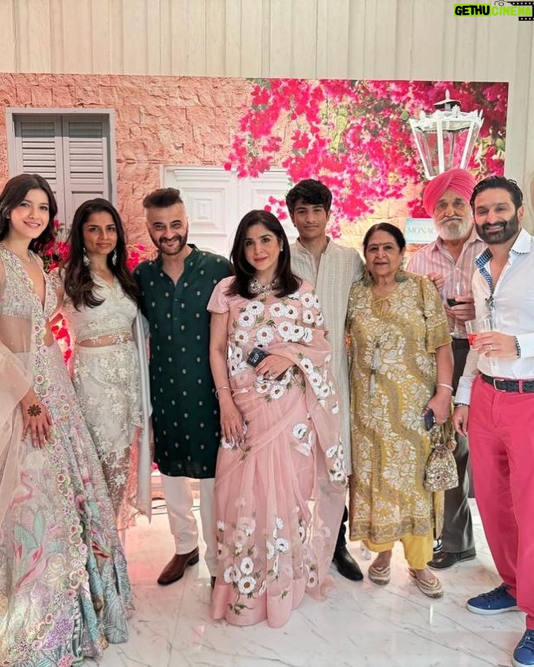 Maheep Kapoor Instagram - My @vedika.karnani wedding ❤️ #mehndi #weddingdiaries #LoveAndOnlyLove ❤️