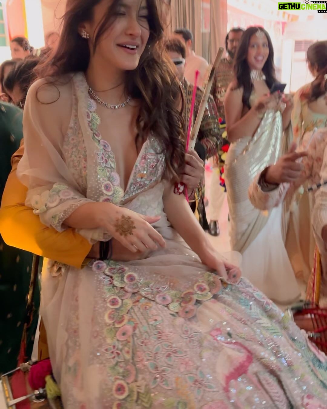 Maheep Kapoor Instagram - My @vedika.karnani wedding ❤️ #mehndi #weddingdiaries #LoveAndOnlyLove ❤️