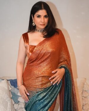 Maheep Kapoor Instagram - Razzle Dazzle in @manishmalhotraworld Saree 🤩 #SareeGoals #ILoveIt ! ❤️ #Sparkle&Shine @tyaanijewellery Outfit @manishmalhotraworld @manishmalhotra05
Styled by @mohitrai with @shubhi.kumar