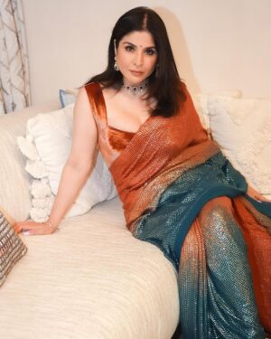 Maheep Kapoor Instagram - Razzle Dazzle in @manishmalhotraworld Saree 🤩 #SareeGoals #ILoveIt ! ❤️ #Sparkle&Shine @tyaanijewellery Outfit @manishmalhotraworld @manishmalhotra05
Styled by @mohitrai with @shubhi.kumar