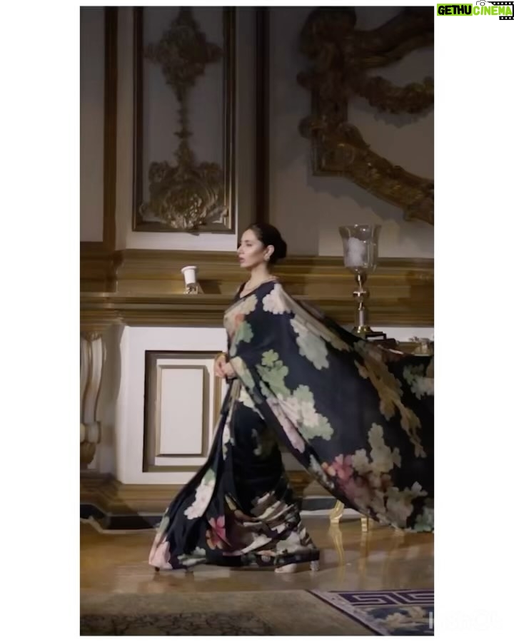 Mahira Khan Instagram - This beautiful collection is now available at Nishat Boutique. Online: www.nishatboutique.com In-stores: Emporium Mall and Defence Raya 👗@nishatlinen @nishatboutiqueofficial 💄@athershahzadofficial 📸 @athershahzadofficial 🎥@okbfilms
