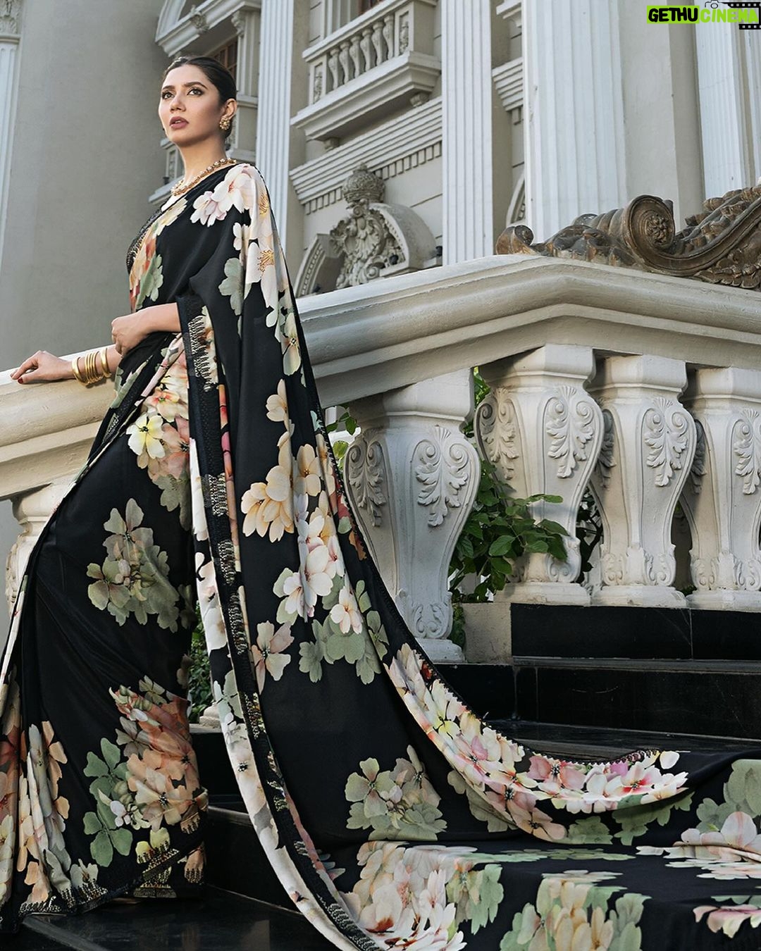 Mahira Khan Instagram - This beautiful collection is now available at Nishat Boutique. Online: www.nishatboutique.com In-stores: Emporium Mall and Defence Raya 👗@nishatlinen @nishatboutiqueofficial 💄@athershahzadofficial 📸 @athershahzadofficial 🎥@okbfilms