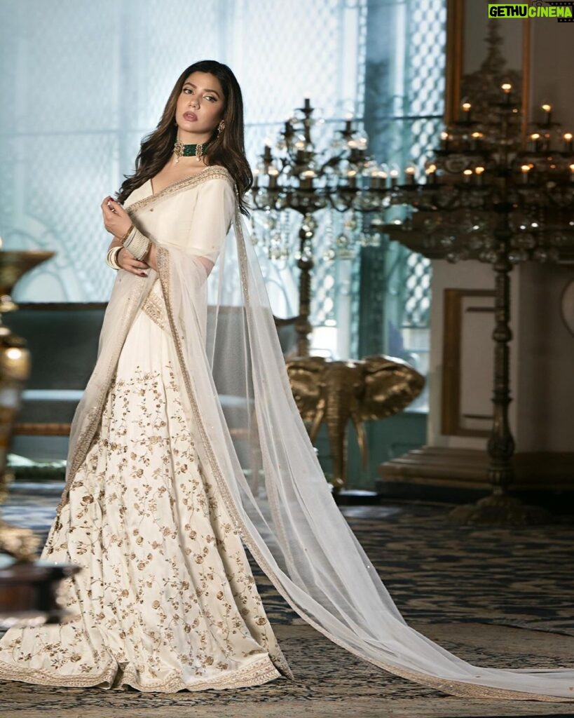 Mahira Khan Instagram - This beautiful collection is now available at Nishat Boutique. Online: www.nishatboutique.com In-stores: Emporium Mall and Defence Raya 👗@nishatlinen @nishatboutiqueofficial 💄@athershahzadofficial 📸 @athershahzadofficial 🎥@okbfilms