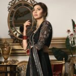 Mahira Khan Instagram – This beautiful collection is now available at Nishat Boutique.
Online: www.nishatboutique.com
In-stores: Emporium Mall and Defence Raya
👗@nishatlinen @nishatboutiqueofficial
💄@athershahzadofficial
📸 @athershahzadofficial
🎥@okbfilms