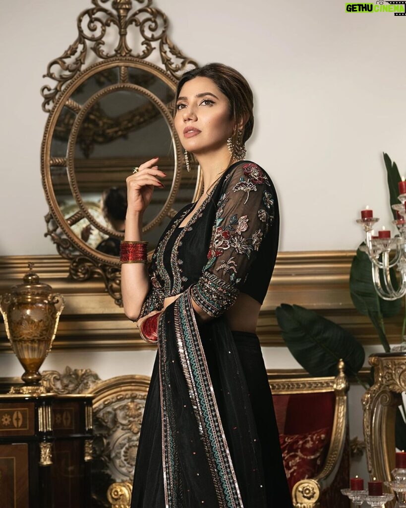Mahira Khan Instagram - This beautiful collection is now available at Nishat Boutique. Online: www.nishatboutique.com In-stores: Emporium Mall and Defence Raya 👗@nishatlinen @nishatboutiqueofficial 💄@athershahzadofficial 📸 @athershahzadofficial 🎥@okbfilms