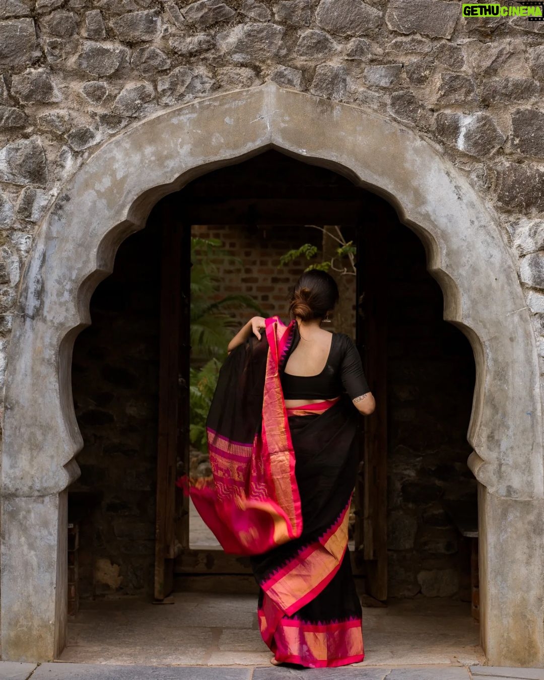 Malavika Jayaram Instagram - தங்கம் @madras_ponnu × @malavika.jayaram #saree #sareelove #thangam #madras #southindia #traditions #ethnicjewellery #ethnicity #dakshindiaries #igphotography #potraitphotography #models #instagram #igmodel