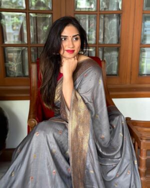 Malavika Jayaram Instagram - My mom’s saree is all I need to feel her comforting hug all day long ❤️