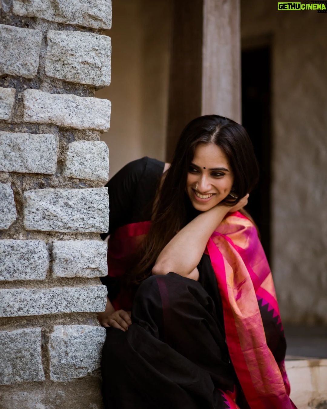 Malavika Jayaram Instagram - தங்கம் @madras_ponnu × @malavika.jayaram #saree #sareelove #thangam #madras #southindia #traditions #ethnicjewellery #ethnicity #dakshindiaries #igphotography #potraitphotography #models #instagram #igmodel