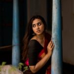 Malavika Jayaram Instagram - தங்கம் @madras_ponnu × @malavika.jayaram #portrait_ig #southindianfashion #kollywood #tollywood #mollywood #igmodel #aestheticphotography #ethnicjewellery #sareelove #indiapictures #traditions #dakshindiaries #inspired #malavikajayaram