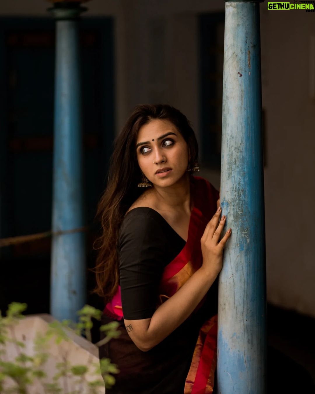 Malavika Jayaram Instagram - தங்கம் @madras_ponnu × @malavika.jayaram #portrait_ig #southindianfashion #kollywood #tollywood #mollywood #igmodel #aestheticphotography #ethnicjewellery #sareelove #indiapictures #traditions #dakshindiaries #inspired #malavikajayaram
