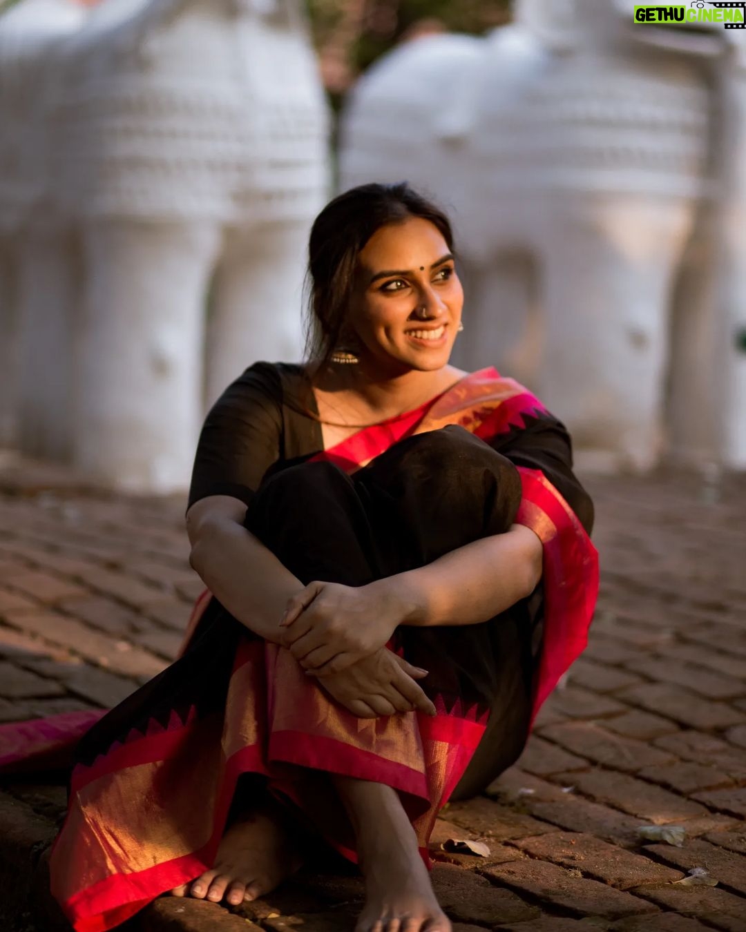 Malavika Jayaram Instagram - தங்கம் @madras_ponnu × @malavika.jayaram #southindianfashion #dakshindiaries #traditions #portrait_ig #portraitsmag #portraitphotography #moodyports #sunkissed #portraitvision #pursuitofportraits #agameofportraits #portraiture #ourmoodydays #portraits_mf #portraits_universe #portraits_life #fatalframes #forbiddenart #portraitmood #indiapictures #sareelove #saree #goldenhour #sunlight