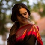 Malavika Jayaram Instagram - தங்கம் @madras_ponnu × @malavika.jayaram #southindianfashion #dakshindiaries #traditions #portrait_ig #portraitsmag #portraitphotography #moodyports #sunkissed #portraitvision #pursuitofportraits #agameofportraits #portraiture #ourmoodydays #portraits_mf #portraits_universe #portraits_life #fatalframes #forbiddenart #portraitmood #indiapictures #sareelove #saree #goldenhour #sunlight