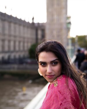 Malavika Jayaram Instagram - Throwback to when I strutted proudly through London in my desi attire.

Thanks @georgesimon_m for these beautiful shots