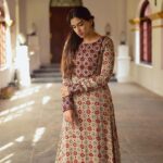 Malavika Jayaram Instagram - For @vedhikafashion Photography: @parvathy.prasad_ Makeup and hair: @jijeeshmakeupartist Location: Kanakakkunnu Palace #ajrakh #ajrakhkurta #cotton #ethnickurta #indianfashion #cottonkurta #textilesofindia #handcraftedluxury #ajrakhsaree #kurta #handblockprinted #blockprinted #handcraftedinindia #cotton #textilehistory #handmadeinindia #sustainablefashion #slowfashion #ethnicwear #cottonanarkali #silkkurta #cottonsaree #modalsilk #artisansofvedhika #vedhika #trivandrum #ajrakhcollection #keralashopping #vedhikaboutique #sareelove Trivandrum, India