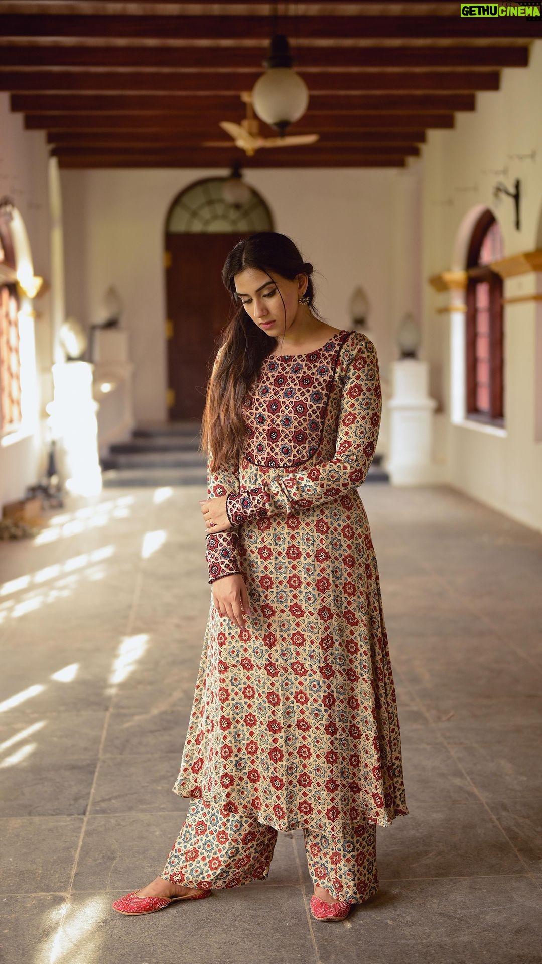 Malavika Jayaram Instagram - For @vedhikafashion Photography: @parvathy.prasad_ Makeup and hair: @jijeeshmakeupartist Location: Kanakakkunnu Palace #ajrakh #ajrakhkurta #cotton #ethnickurta #indianfashion #cottonkurta #textilesofindia #handcraftedluxury #ajrakhsaree #kurta #handblockprinted #blockprinted #handcraftedinindia #cotton #textilehistory #handmadeinindia #sustainablefashion #slowfashion #ethnicwear #cottonanarkali #silkkurta #cottonsaree #modalsilk #artisansofvedhika #vedhika #trivandrum #ajrakhcollection #keralashopping #vedhikaboutique #sareelove Trivandrum, India