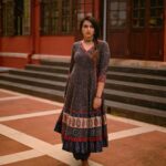 Malavika Jayaram Instagram - For @vedhikafashion Photography: @parvathy.prasad_ Makeup and hair: @jijeeshmakeupartist Location: Kanakakkunnu Palace #ajrakh #ajrakhkurta #cotton #ethnickurta #indianfashion #cottonkurta #textilesofindia #handcraftedluxury #ajrakhsaree #kurta #handblockprinted #blockprinted #handcraftedinindia #cotton #textilehistory #handmadeinindia #sustainablefashion #slowfashion #ethnicwear #cottonanarkali #silkkurta #cottonsaree #modalsilk #artisansofvedhika #vedhika #trivandrum #ajrakhcollection #keralashopping #vedhikaboutique #sareelove Trivandrum, India