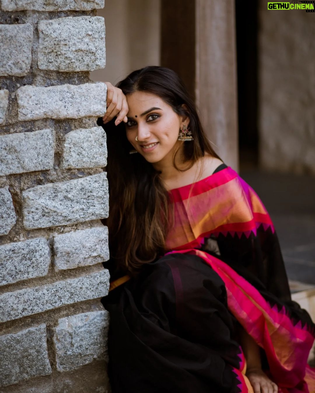 Malavika Jayaram Instagram - தங்கம் @madras_ponnu × @malavika.jayaram #saree #sareelove #thangam #madras #southindia #traditions #ethnicjewellery #ethnicity #dakshindiaries #igphotography #potraitphotography #models #instagram #igmodel