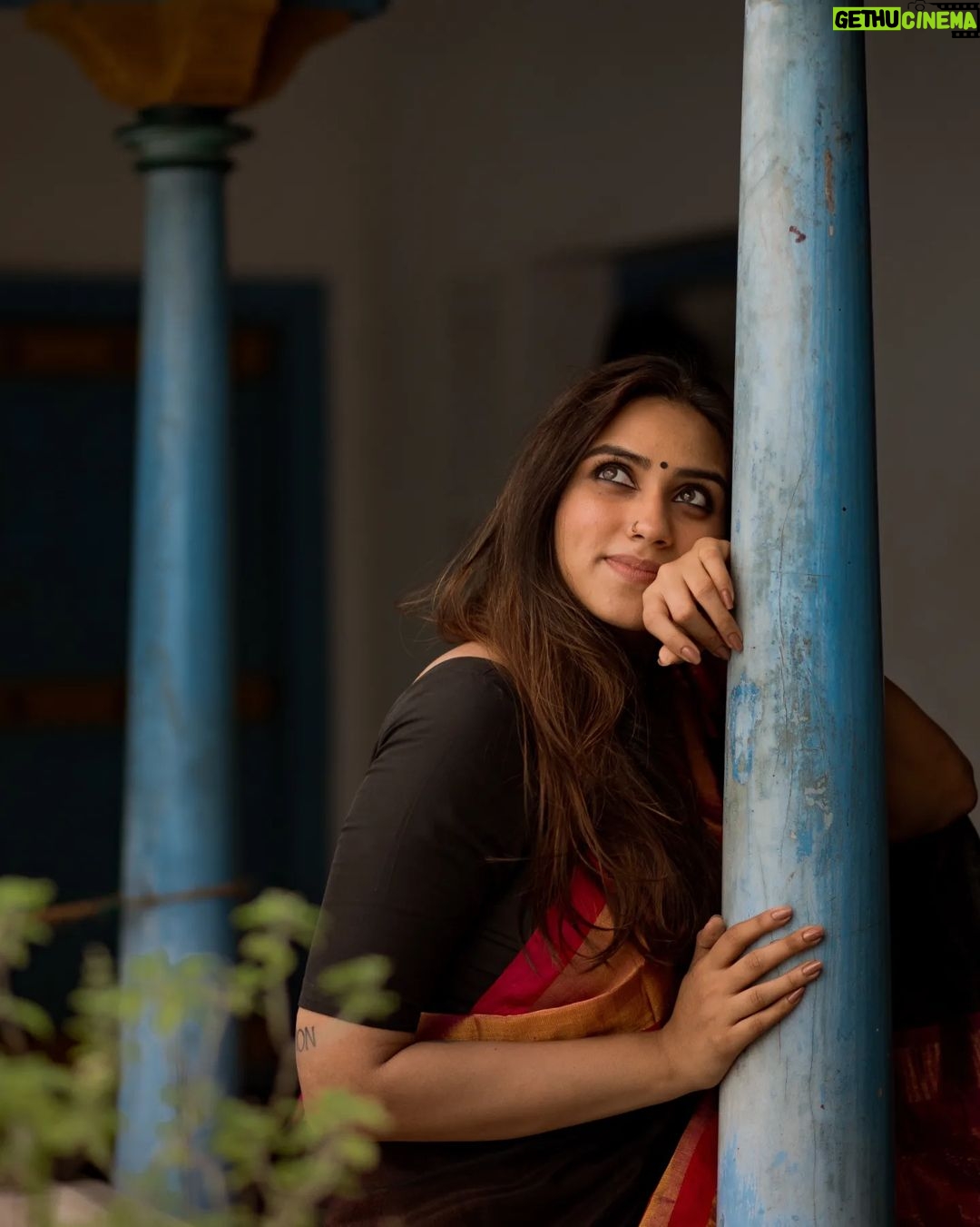 Malavika Jayaram Instagram - தங்கம் @madras_ponnu × @malavika.jayaram #portrait_ig #southindianfashion #kollywood #tollywood #mollywood #igmodel #aestheticphotography #ethnicjewellery #sareelove #indiapictures #traditions #dakshindiaries #inspired #malavikajayaram