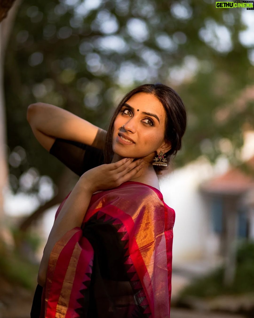 Malavika Jayaram Instagram - தங்கம் @madras_ponnu × @malavika.jayaram #southindianfashion #dakshindiaries #traditions #portrait_ig #portraitsmag #portraitphotography #moodyports #sunkissed #portraitvision #pursuitofportraits #agameofportraits #portraiture #ourmoodydays #portraits_mf #portraits_universe #portraits_life #fatalframes #forbiddenart #portraitmood #indiapictures #sareelove #saree #goldenhour #sunlight