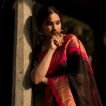 Malavika Jayaram Instagram - தங்கம் @madras_ponnu × @malavika.jayaram #portrait_ig #portraitsmag #portraitphotography #moodyports #sunkissed #portraitvision #pursuitofportraits #agameofportraits #portraiture #ourmoodydays #portraits_mf #portraits_universe #portraits_life #fatalframes #forbiddenart #portraitmood #indiapictures #sareelove #saree #goldenhour #sunlight