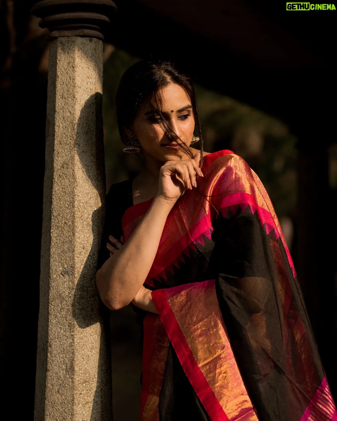 Malavika Jayaram Instagram - தங்கம் @madras_ponnu × @malavika.jayaram #portrait_ig #portraitsmag #portraitphotography #moodyports #sunkissed #portraitvision #pursuitofportraits #agameofportraits #portraiture #ourmoodydays #portraits_mf #portraits_universe #portraits_life #fatalframes #forbiddenart #portraitmood #indiapictures #sareelove #saree #goldenhour #sunlight