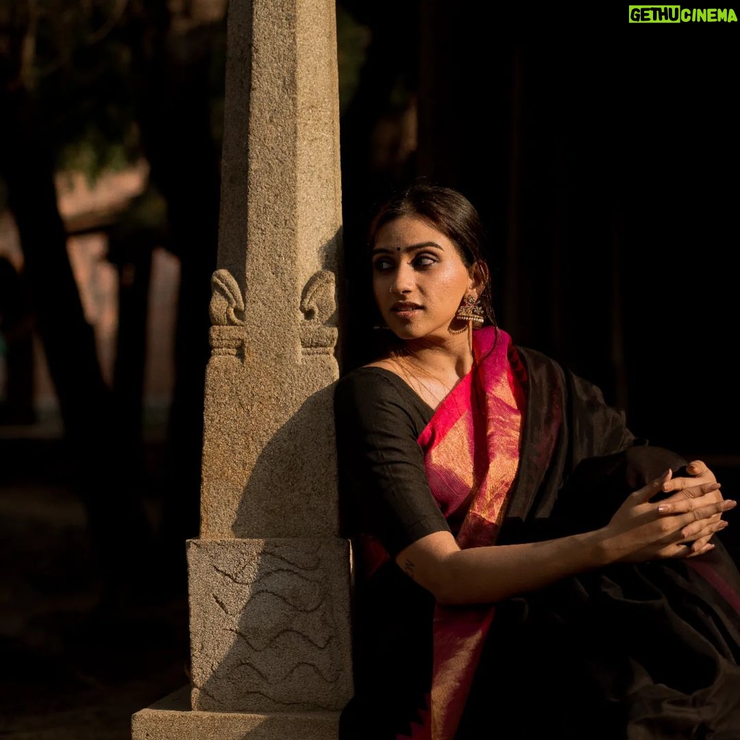 Malavika Jayaram Instagram - தங்கம் @madras_ponnu × @malavika.jayaram #portrait_ig #portraitsmag #portraitphotography #moodyports #sunkissed #portraitvision #pursuitofportraits #agameofportraits #portraiture #ourmoodydays #portraits_mf #portraits_universe #portraits_life #fatalframes #forbiddenart #portraitmood #indiapictures #sareelove #saree #goldenhour #sunlight