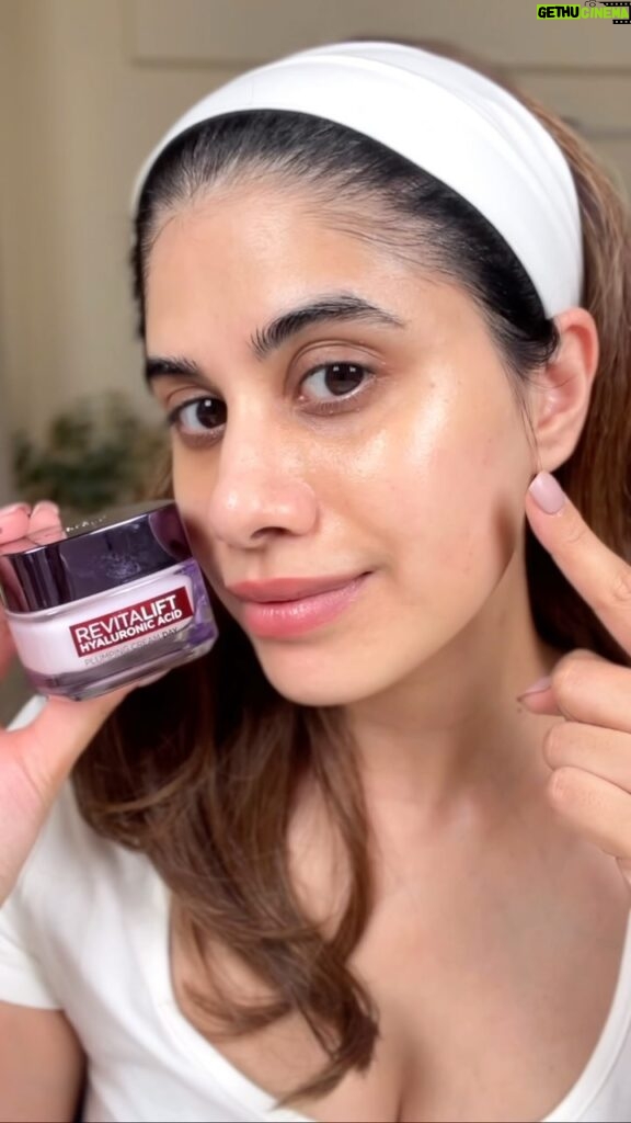Malvika Sitlani Instagram - #AD Hey guys 🤍 Y’all know how much I love HA as an active in my skincare routine; and as a dry skin girl it gives me all that extra hydration & moisture ✨ I’ve been loving the @lorealparis hyaluronic acid serum - It replumps skin in 1 hour and reduces fine lines by 60% Definitely give it a go if you haven’t already 🥰 #ILoveHA #LOrealParisIndia #HyaluronicAcid #Serum