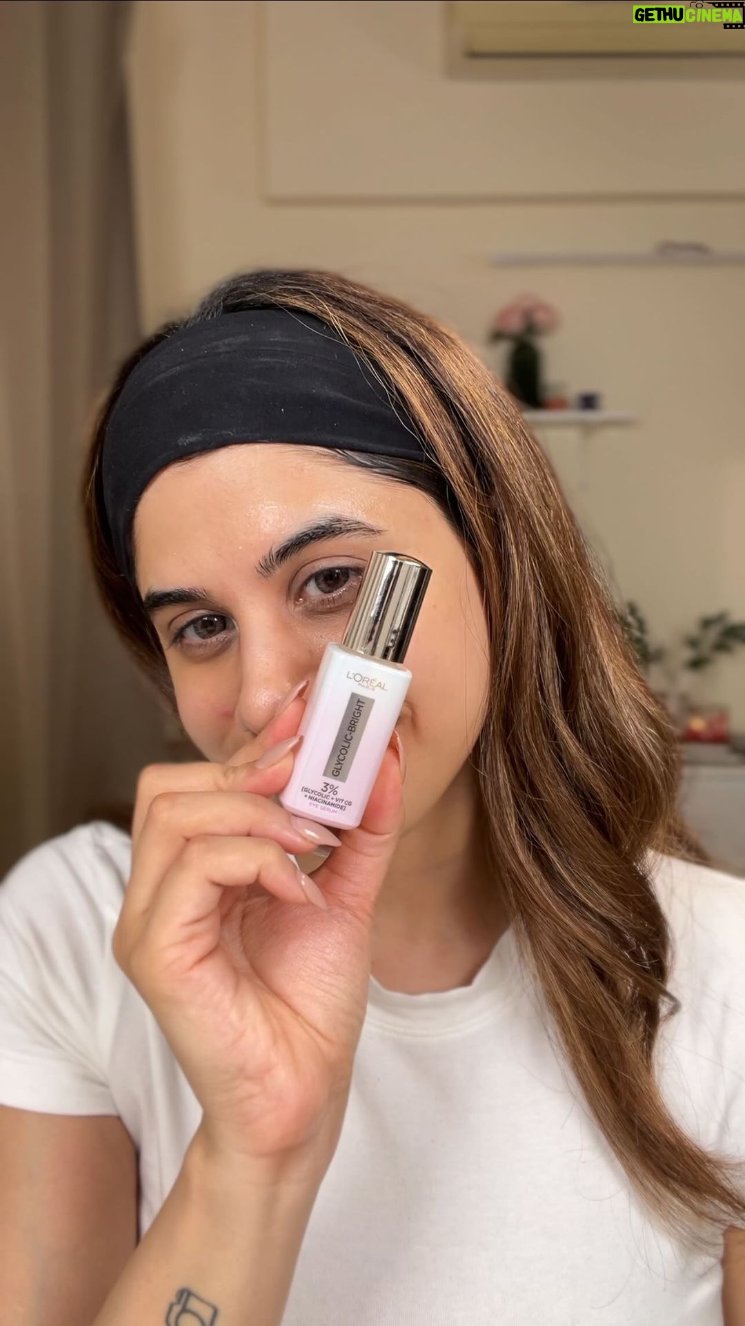 Malvika Sitlani Instagram - Get Unready With Me & @lorealparis! This is the brand new L’Oreal Paris Glycolic Bright Dark Circle Eye Serum, It has a super cool Triple Roller Applicator that soothes and moisturises my eyes while application 🫶🏻 It’s infused with a powerful 3% active ingredient complex - Glycolic acid - Niacinamide - Vitamin CG If your looking for something to help with hydration under the eyes, or to just cool your under eyes after a long day 👀 give this one a go 🤍 It’s now available on @mynykaa @myntrabeauty @tirabeauty #MalvikaSitlani #RollAwayDarkCircles #NewGlycolicBrightEyeSerum #newlaunch #eyeserum #LorealParis #LorealParisIndia #AD