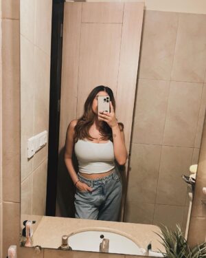 Malvika Sitlani Instagram - My days look so different now 🥰

1. I’m finally feelin myself 
2. I get in a workout no matter what 
3. I love spending time with my Abby
4. She’s finally turning! 
5. Abby moved to her big girl bed now 💛
6. Again, smooshing my baby girl 🥹

🌸💪🏼💛 

One day at a time 🌸