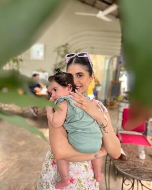 Malvika Sitlani Instagram - Abby’s first trip! ✈️🌎😍
.
.
It had to be Goa! 👙☀️🏖️
I used to always spend my summers here. And guys she is sucha darling 🥺 
She has laughed SO much & it’s so infectious! 🥰
We’re having the best time, so many new firsts! 🥹