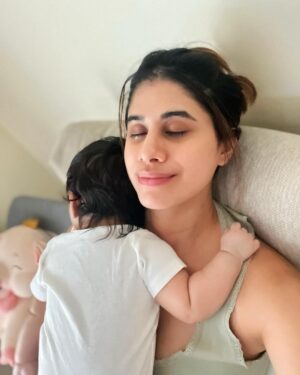 Malvika Sitlani Instagram - My days 🌸

1. Finally, taking some selfies 🤳
2. Afternoon naps with Abby 😴
3. Mama’s haath ka khaana 🍛
4. Feeling confident 🕺 
5. Night out with my girl 👯‍♀️
6. Being 19 again 👧🏻
7. Movie nights 🍿 
8. Blush addict, organizing my studio 💝 

How was your week? 😍