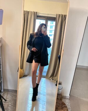 Malvika Sitlani Instagram - My days 🌸

1. Finally, taking some selfies 🤳
2. Afternoon naps with Abby 😴
3. Mama’s haath ka khaana 🍛
4. Feeling confident 🕺 
5. Night out with my girl 👯‍♀️
6. Being 19 again 👧🏻
7. Movie nights 🍿 
8. Blush addict, organizing my studio 💝 

How was your week? 😍