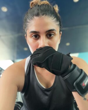 Malvika Sitlani Instagram - My days look so different now 🥰

1. I’m finally feelin myself 
2. I get in a workout no matter what 
3. I love spending time with my Abby
4. She’s finally turning! 
5. Abby moved to her big girl bed now 💛
6. Again, smooshing my baby girl 🥹

🌸💪🏼💛 

One day at a time 🌸