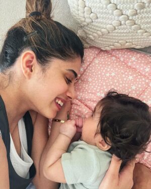 Malvika Sitlani Instagram - My days look so different now 🥰

1. I’m finally feelin myself 
2. I get in a workout no matter what 
3. I love spending time with my Abby
4. She’s finally turning! 
5. Abby moved to her big girl bed now 💛
6. Again, smooshing my baby girl 🥹

🌸💪🏼💛 

One day at a time 🌸
