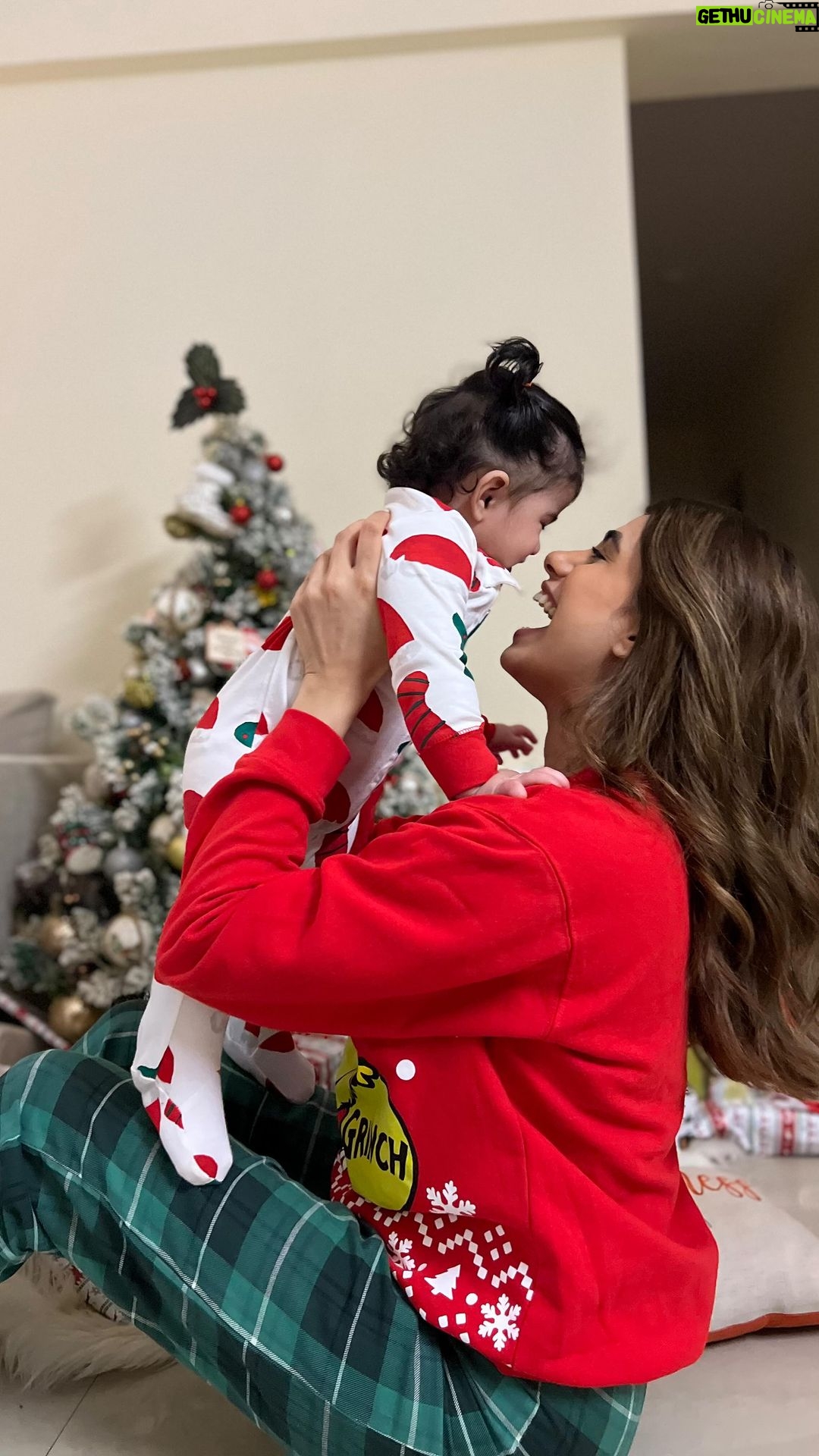 Malvika Sitlani Instagram - ✨ It’s all about creating memories ✨🎄🫶🏻 . . #christmas #2023 #family #gifts