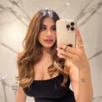 Malvika Sitlani Instagram - 31 and so much wiser. I wish for love, the strength to find myself and the courage to raise Abigail 🫶🏻🎉 Thank you for all your wishes my beautiful babes 🎂 PS : Last year I was popping champagne, this year in pumpin Dudu 🍼😅 Life! #itsmyburday