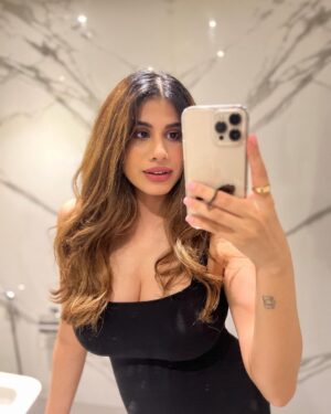 Malvika Sitlani Instagram - 31 and so much wiser.
I wish for love, the strength to find myself and the courage to raise Abigail 🫶🏻🎉

Thank you for all your wishes my beautiful babes 🎂

PS : Last year I was popping champagne, this year in pumpin Dudu 🍼😅
Life!

#itsmyburday