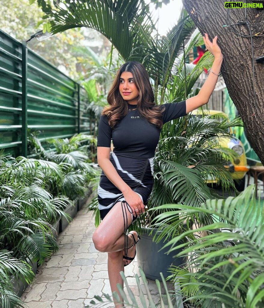 Malvika Sitlani Instagram - I’m the unofficial brand ambassador for Black 😎 . . For @benefitindia at their newest Fan Fest Mascara launch🩷💄 Outfit - @cilvrstudio
